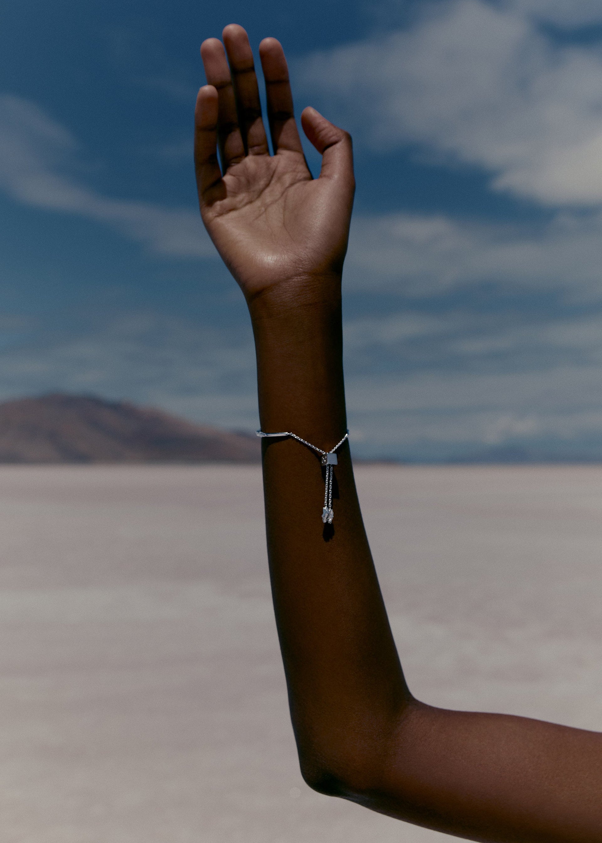 Eroz-armring​ - forsølvet med rhodineret messing