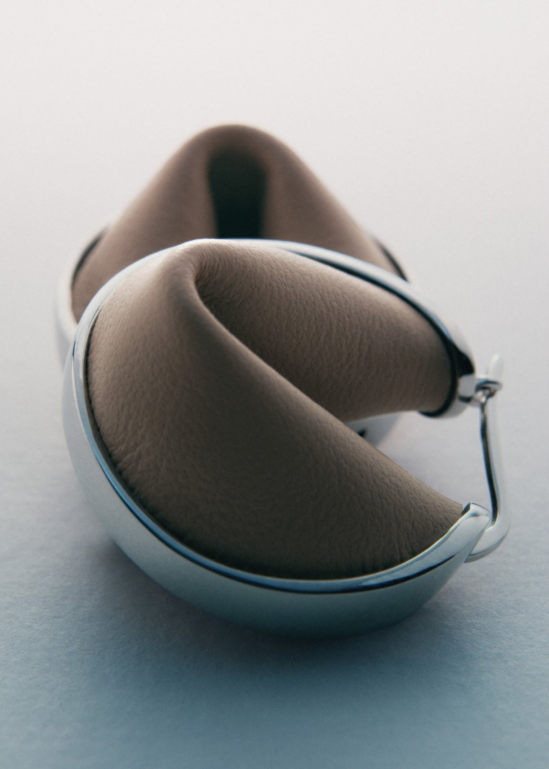 Ormé Hoop Earrings - Silver in rhodium with Taupe Leather