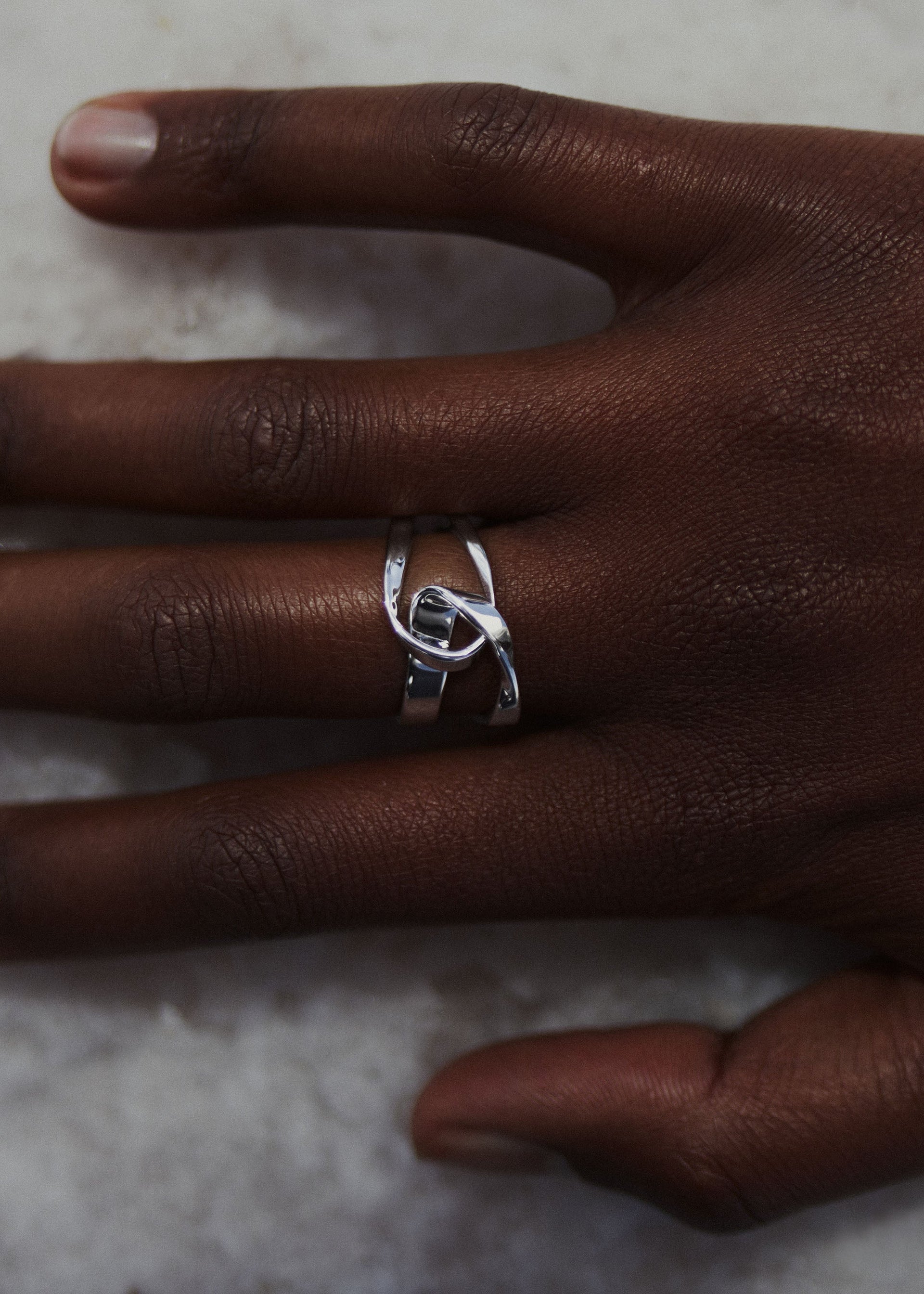 Éole-ring​ - forsølvet med rhodineret messing