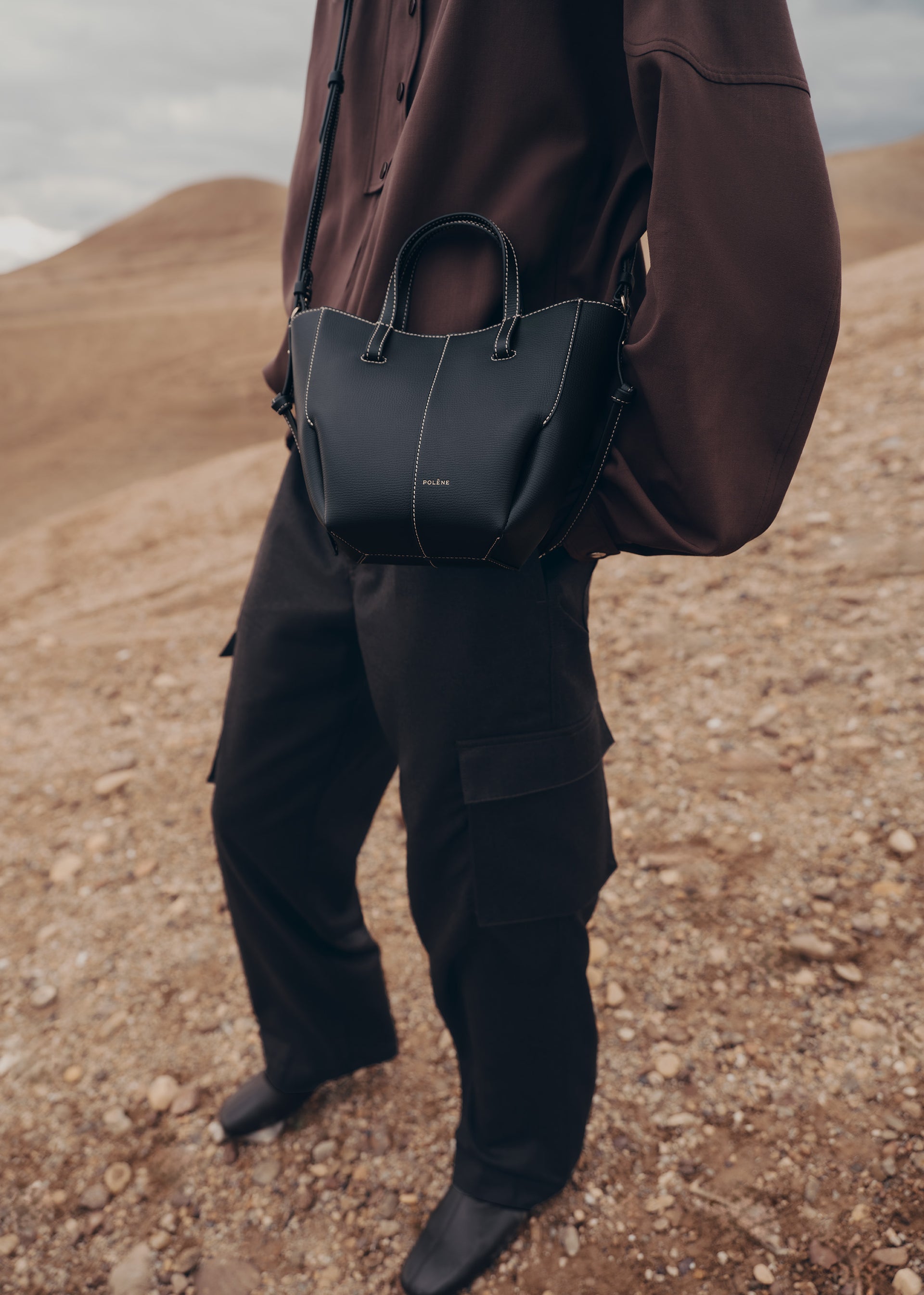 Cyme Tote Nano - Sort Kornet med Råhvide Syninger