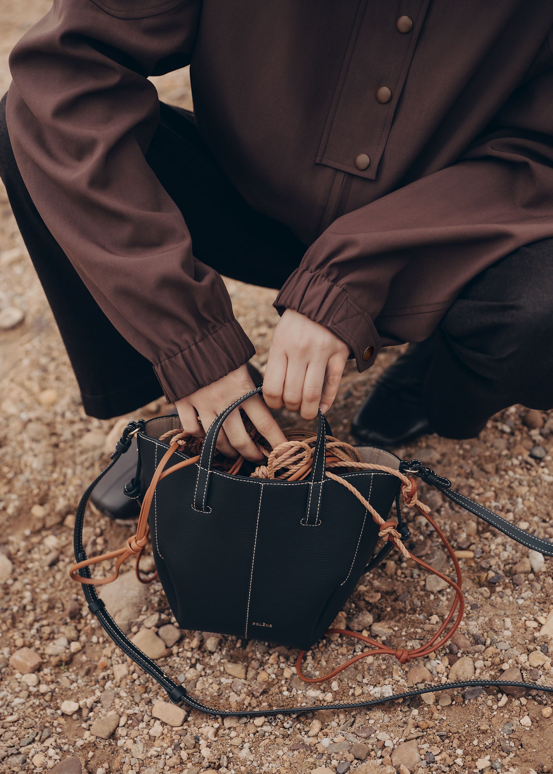 Cyme Tote Nano - Sort Kornet med Råhvide Syninger