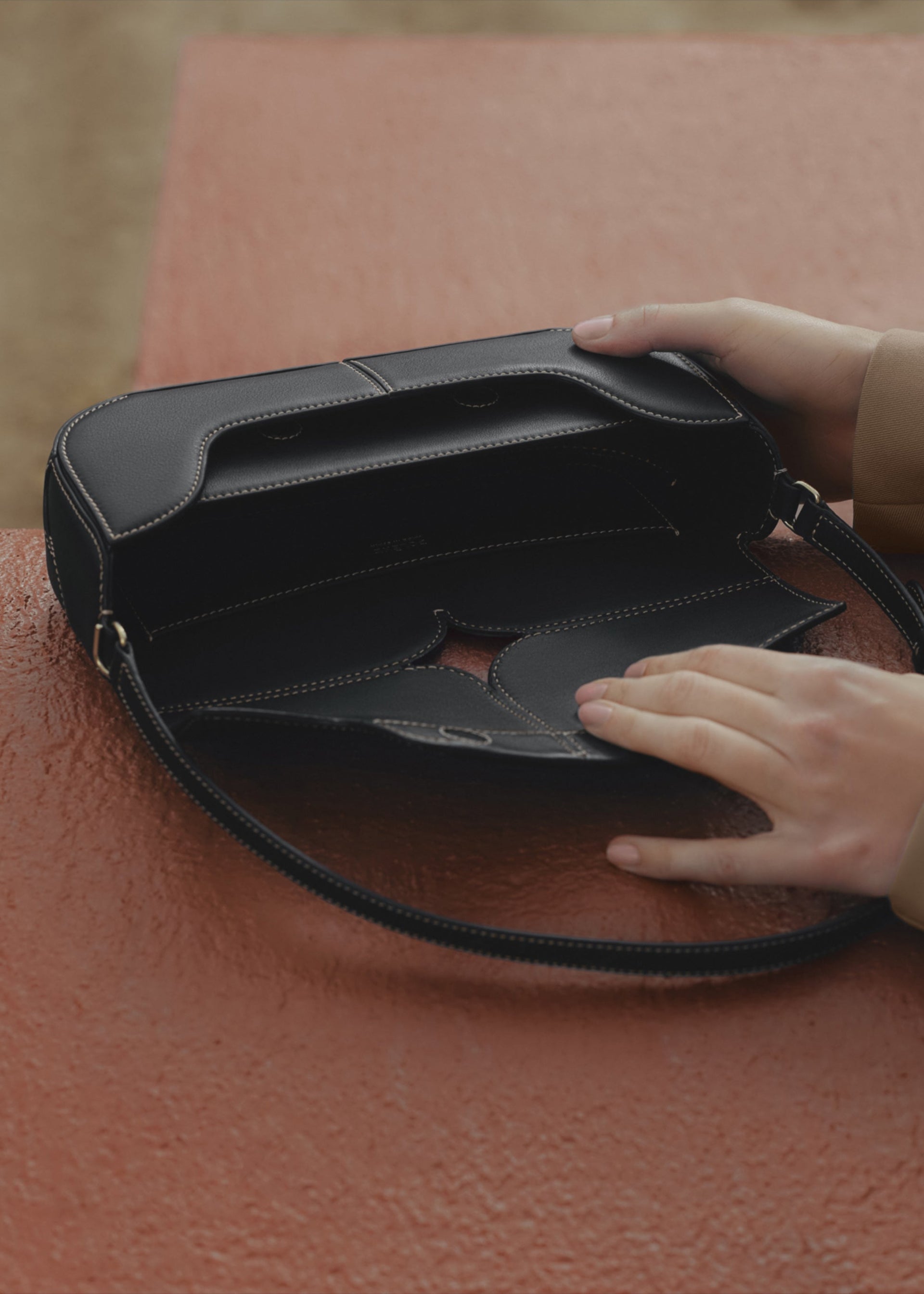 Osmo - Sort Glat med råhvide sømme